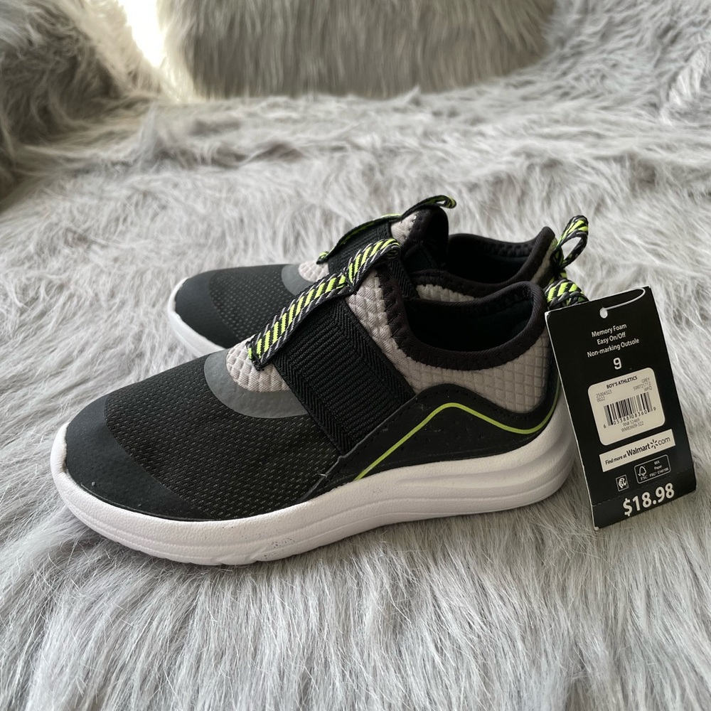 NWT Boys ATHLETICS WORKS Slip On Athletics sneakers. Size 9 - Picture 3 of 6